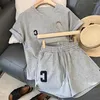 女性用トラックスーツ2 PC/セット若い通気性レディTシャツショーツセットドローストリングトラックスーツソフト女性トップ女性服