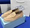 Tasarımcı Erkek ve Kadınlar Aynı Stil Deri Ayakkabı Yeni Üçgen Logo Loafers Düz Düşük Topuk Tek Katmanlı Ayakkabılar Yarım Terlik