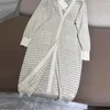 Malhas femininas de alta qualidade linho de seda fina manga comprida listrado cardigan 24 moda com decote em v feminino protetor solar terno casual solto streetwear