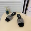 2024 Zapatillas de mujer de diseñador Sandalias con fragmentos brillantes Zapatos de estilo clásico para exteriores Hotel Casual Playa Luz antideslizante