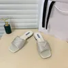 2024 Designer kvinnors tofflor glänsande fragment sandaler klassisk stil utomhus skor hotell casual strand non-halp ljus