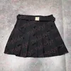 デザイナーブラックプリーツスカート刺繍文字ベルト付きラインドレス夏のセクシーな短いドレスローウエストカジュアルミニスカート