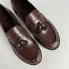 Klädskor äkta läderfjäder 2024 franska retro tassel loafers brittisk stil rund huvud låg häl enstaka bönor rad