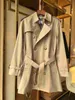 Designer-Damenmantel, kurzer Trenchcoat, 24 Jahre, Frühling und Herbst, britischer Trenchcoat, kurzer leichter Mantel, Anzug, Kragen, Schnalle, Gürtel, Herrenmantel