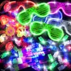 84 pezzi Glow In The Dark Party Supplies Luci da dito Braccialetti LED Occhiali lampeggianti Fischietti Collana Adesivo luminoso Fionda Raggio ultravioletto