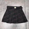 デザイナーブラックプリーツスカート刺繍文字ベルト付きラインドレス夏のセクシーな短いドレスローウエストカジュアルミニスカート