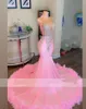 Fjädrar sjöjungfrun prom sweety rosa klänningar 2024 för svarta flickor ren mesh sliver kristall pärlor aftonklänningar sexig gnistrande mantel de bal 0219