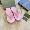 2024 Italien designer glider kvinnor chevron thong sandal flip flop mode toffel dubbel bokstäver mönster uci gummi botten g plattform kil sommar strand casual skor