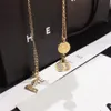 Collane di design di fascia alta Collana internazionale popolare Squisita catena lunga placcata in oro Selezionata qualità regalo Marchio di moda Jewe213o