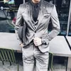 Herrdräkter blazrar nya trendiga silver sammet män kostymer hackade lapel tre stycken formell heta försäljning män prom blazers för manlig sim fit kostymer set