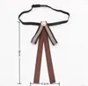 Pañuelos de lazo Corbata de perlas coreanas Collar de cinta hecho a mano para mujer Broche de flores Camisa de estilo universitario Suéter Uniforme Trajes Accesorios Pins