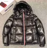 Men Nylon Down Short Jacket Shiny Laque Full Rib Sleeve Fashion Designer Gentleman Borttagen Hood Welt Pocket dragkedja Snap Warm Coat Zpt7