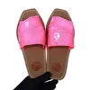 デザイナーサンダール女性ウッディサンダル有名なラバフラットスライドベージュ白い黒いピンクのレースレタリングファブリックキャンバススリッパ女性夏の屋外靴