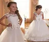 2022 Abiti da ragazza di fiori Scoop Backless con applicazioni e fiocco in tulle Abito da ballo Abiti da prima comunione per bambine We4619437