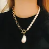 Kvinnor Natural Barock Pearl Pendant Necklace Freshwater Pearl Punk Gold Color Chain Asymmetric Design Fashion Long Jewelry 0927267o