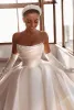 Royal Ivory Satin Dubai Arabische trouwjurken Sexy kralen Strapless Backless Ruches Long Train Bruidsjurken met grote boog gewaden op maat gemaakt BEBC