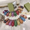 Complete verpakking Echt leer g Slippers Dezelfde stijl Designer 2024 Populaire familie Beste kwaliteit Zomer Nieuwe bloem Platte sandalen Mode Strand Dames Trendschoenen