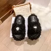 Pantoufles de printemps en peluche à fleurs croisées pour femmes, pantoufles noires à semelle épaisse, confortables à fond plat pour vêtements d'extérieur