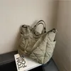 Bolsos de mano de gran capacidad para mujer, Bolsa lateral de hombro, comprador de algodón espacial a la moda, compras lindas para mujer, invierno 2023 240118