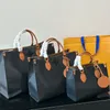 ゴーラルバッグの41cm大型ハンドバッグ財布女性ホーボークロスボディバッグカウハイドレザートライアングルサインファッションレター調整可能なストラップ大容量ポケット