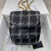 22K Designer French Bucket Flap ryggsäck stil svartrosa lapptäcke två-ton tweed quiltade handväskor guld hårdvara dubbelkedja cla262o