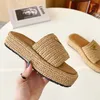 Gratis fraktdesigner Straw Weave Sandal Shoe Man White Raffias Sandale Triangle Slipper Buckle Slides toffles Womens Summer Platform virkning