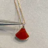 Projektant biżuterii Diamentowy wisiorek Naszyjnik dla kobiet czerwony agat Fritillary Dream Styling 18K Rose Gold 925 Srebrny srebrny naszyjnik z obojczykiem