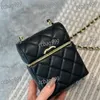 Mini borsa per il trucco da donna con patta Alfabeto 13CM Hardware dorato Pelle con reticolo di diamanti Portafoglio di design Portamonete a catena vintage Pochette da sera Borsa casual da strada Pochette