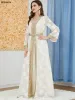 Abiti eleganti abiti casual da donna Abaya per le donne musulmane Set da 2 pezzi Ricamo floreale Inserto in pizzo guipure Caftano con cintura