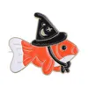 Accessoires de dessin animé Broche de poisson de sorcière Films mignons Jeux Épingles en émail dur Collecter Sac à dos en métal Chapeau Sac Collier Badges Drop Del Dhnbh