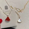 Projektant biżuterii Diamentowy wisiorek Naszyjnik dla kobiet czerwony agat Fritillary Dream Styling 18K Rose Gold 925 Srebrny srebrny naszyjnik z obojczykiem
