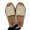 2024 Woody sandales femmes mules moelleuses mules plates diapositives beige clair beige blanc noir rose dentelle lettrage tissu fourrure floue pantoufles de toile designer chaussure d'été pour femmes