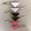 Hårtillbehör Hot Metal Triangle Hair Clip with Stamp Women Girl Triangle Letter Barrettes Fashion Hair Accessories High Quality 2024
