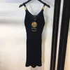 Robe décontractée d'été jupe de créateur femmes de luxe sexy col en V sans manches boucle en métal robes à bretelles tricoté robe portefeuille de hanche