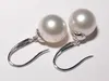 Boucles d'oreilles pendantes 10 à 11 mm, perles blanches des mers du Sud, diamants en or massif 18 carats.