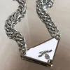 Herrkvinna hänge designer smycken lyxiga halsband inverterat triangel mode för designers märke smycken kvinnor trendiga personlighet klavikelkedja
