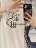 女性のTシャツアメリカンレトロホワイトとグレーのかわいいキャットプリント女性のためのショートスリーブのTシャツルーズサマーニッチデザインデントハーフスリーブトップ24220