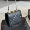 Mini borsa per il trucco con lettera in metallo da 11 cm Portafoglio da donna Portafoglio con hardware dorato Borsa a tracolla sotto le ascelle Portamonete Pochette Borsa casual da strada Valigia Pochette portachiavi