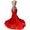 2024 Red Velvet Vestidos de baile Jewel Neck Illusion Sereia Lace apliques de cristal frisado sem mangas Trem da varredura Vestidos de festa à noite Árabe