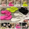 Livraison gratuite pantoufles maison chaussures toboggan chambre salle de douche chaud vie doux portant pantoufles ventiler femmes hommes blanc jaune noir blanc rose tongs