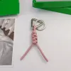 Artistieke ontwerper sleutelhanger leer weven sleutelhanger charme tas hanger mannen vrouwen wit staal pistool kleur hardware sleutelhanger ornament auto sleutelhangers