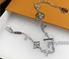 Роскошный дизайнерский элегантный золотой и серебряный браслет Модный женский кулон с буквой Клевер Свадебные ювелирные изделия специального дизайна Качество1 QFSO