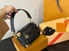 Fashionable Side Trunk Plaid quiltad Crossbody Bag for Women Box Shaped Makeup Department med Rivet Design Metal Buckle Flap Bag