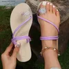 Тапочки Женские тапочки большого размера, летние новые противоскользящие пляжные сандалии на плоской подошве, модные женские сандалии со стразами, облегающие носок T240220