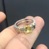 Anéis de banda Sa2i Celebridade da Internet Novo artesanato de precisão de ponta, elegante e versátil, máquina cuidadosa, camada dupla, zircão, quatro garras, diamante amarelo Rin