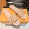 زلقات النعال من الصنادل الشهيرة مصمم القفل It Flat Mule Sandles Slide Sandal Summer Shake Shaps البغال براءات الاختراع من الجلد الصندل Flipflops