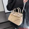 Äkta läderväskor Trusted Luxury Handbag Baobao Womens 2024 Nya europeiska och amerikanska mode Litchi -mönster Handhållen väska Netrött temperamentlås med logotyp HBTL