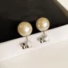 Orecchini di design con lettere di grandi perle di lusso per donne Orecchini con borchie in oro 18 carati Fascino elegante Orecchini a doppia sfera laterali Orecchini Orecchini con anelli Gioielli da sposa