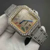 Iced Out Herrenuhr mit Automatikaufzug, zweifarbiges Gelbgoldgehäuse, 38,5 mm, Lünette mit großen Steinen, bunte römische Zahlen, Diamantenzifferblatt.