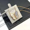 Fyra-löv Clover Necklace Designer Kvinnor Originalkvalitet Butterfly Halsband Kvinnor Ny White Fritillaria 18K Rose Gold Collar Chain